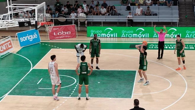 Guillem Vázquez tira a canasta ante Biele ISB