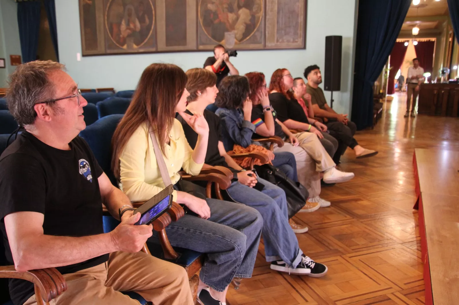 Mireia Martí impartiendo una charla en Huesca sobre intersexualidades. Foto Carlos Neofato