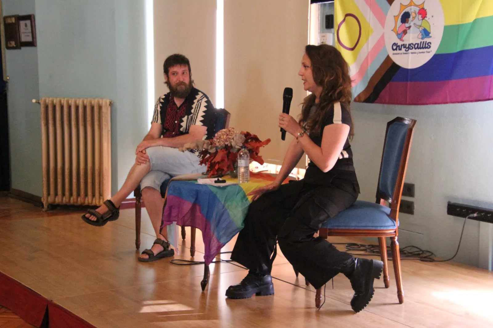 Mireia Martí impartiendo una charla en Huesca sobre intersexualidades. Foto Carlos Neofato