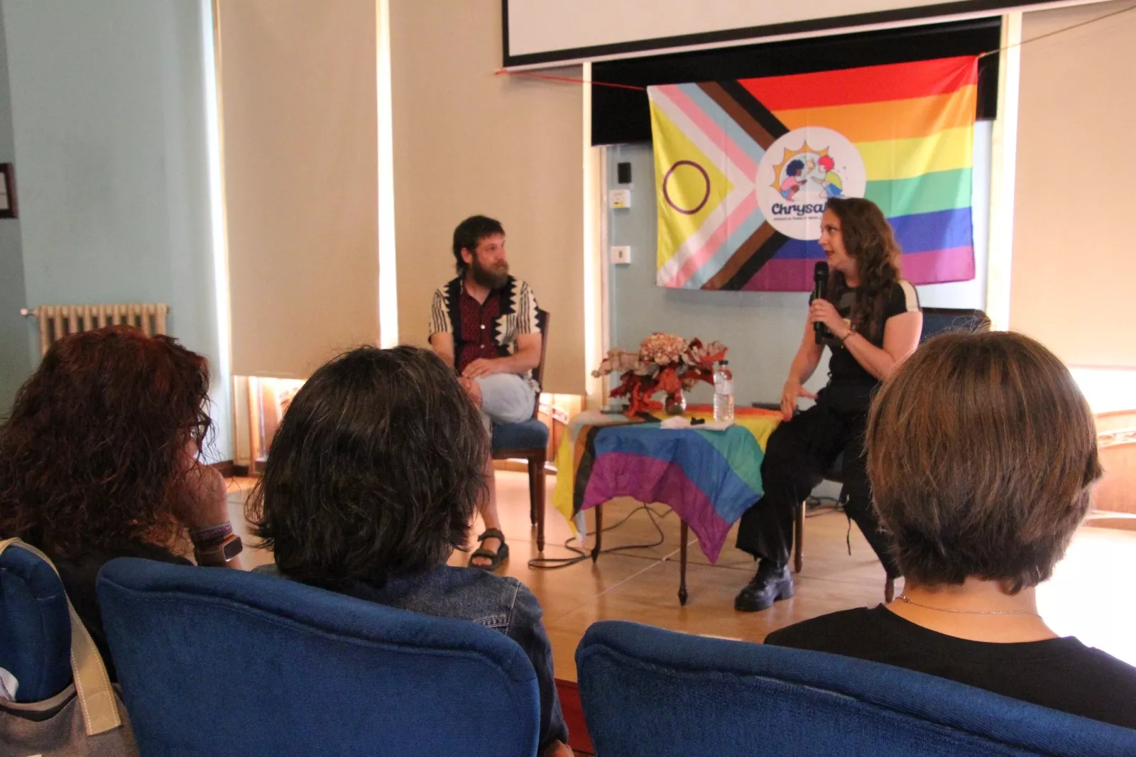 Mireia Martí impartiendo una charla en Huesca sobre intersexualidades. Foto Carlos Neofato