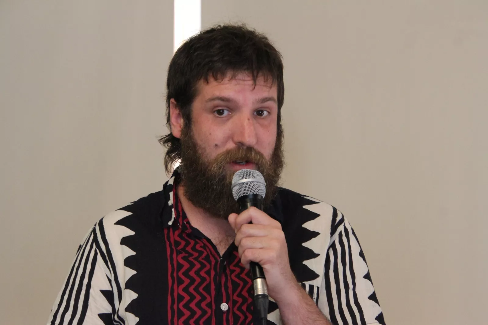 Mireia Martí impartiendo una charla en Huesca sobre intersexualidades. Foto Carlos Neofato