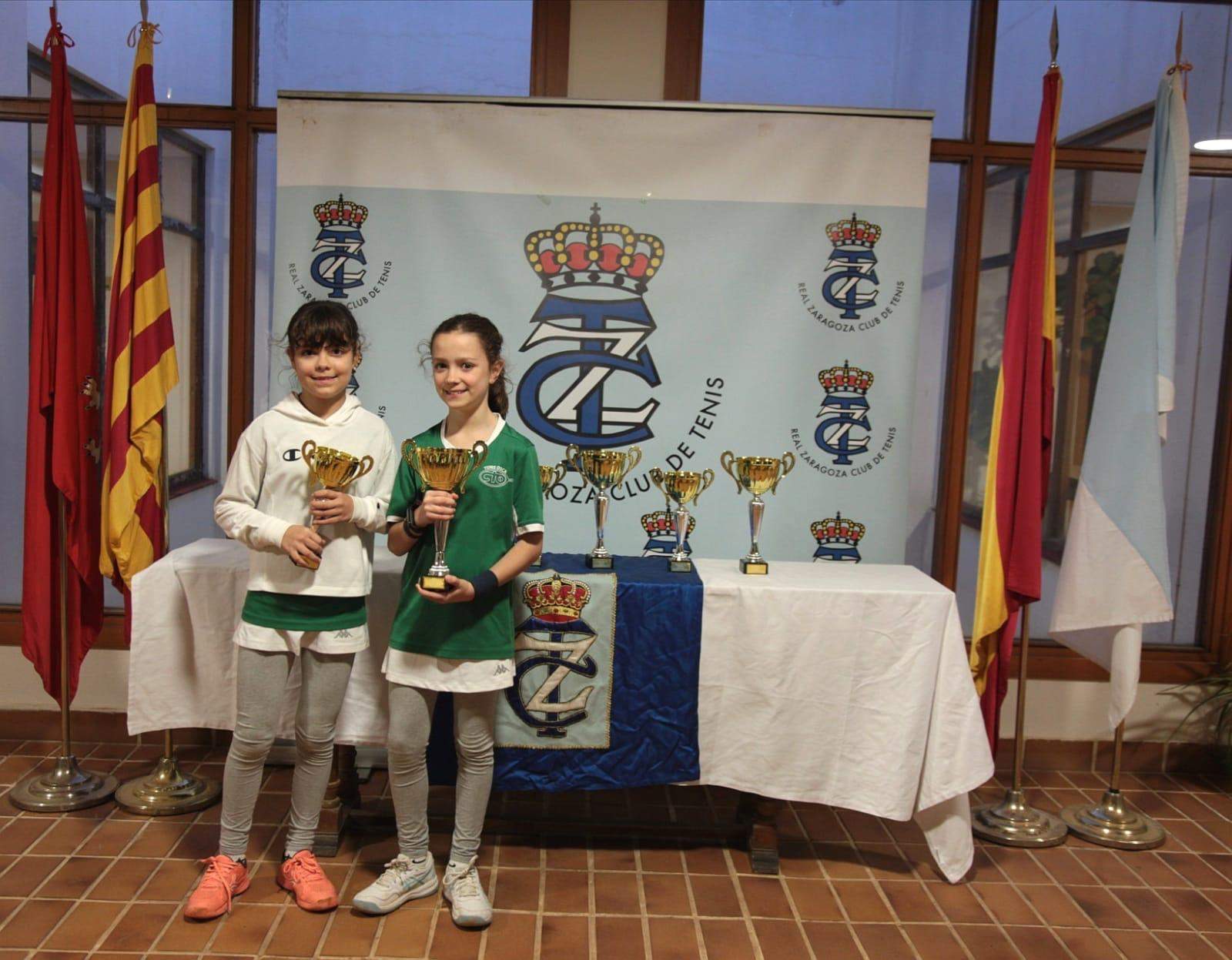 Las hermanas Pelegrí posan con los trofeos. 