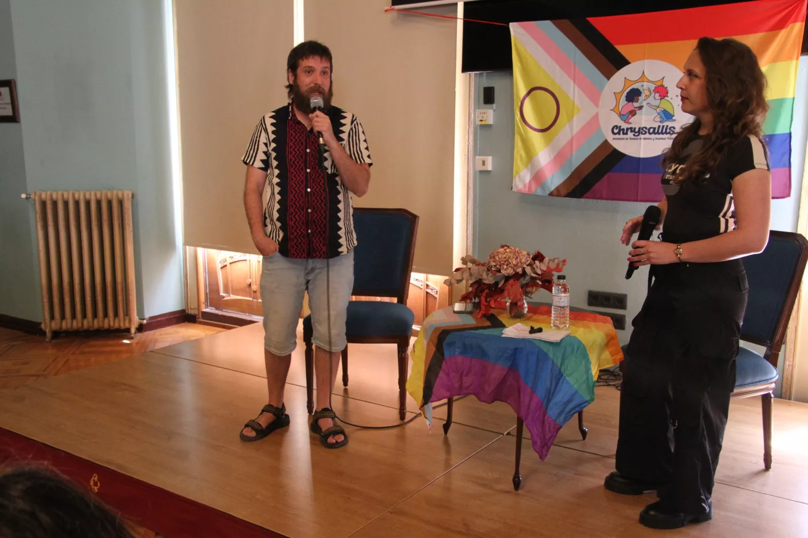 Mireia Martí impartiendo una charla en Huesca sobre intersexualidades. Foto Carlos Neofato