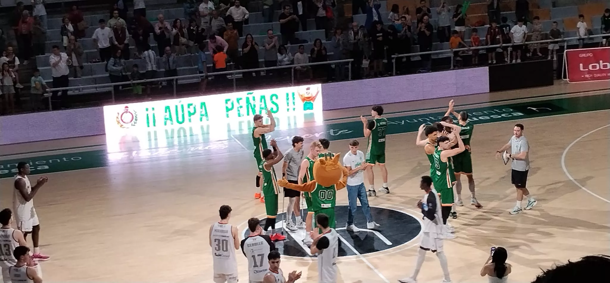 Los jugadores del Peñas aplauden al público tras el triunfo ante Biele ISB