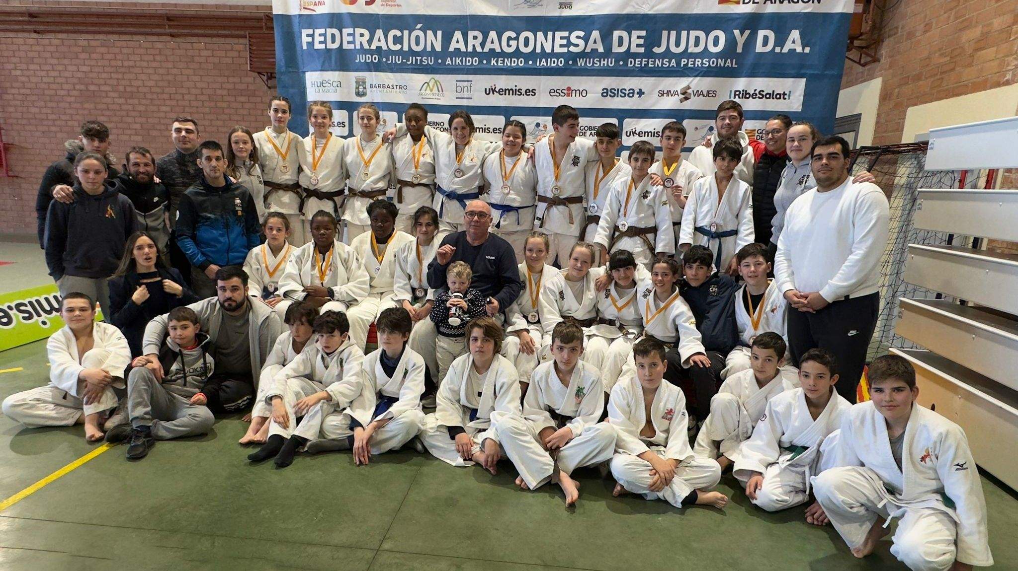 Infantiles de la Asociación Alto Aragón CJB, CJH, CJ Valle Benasque y Club Atlético Aínsa que propiciaron una buena lluvia de medallas.