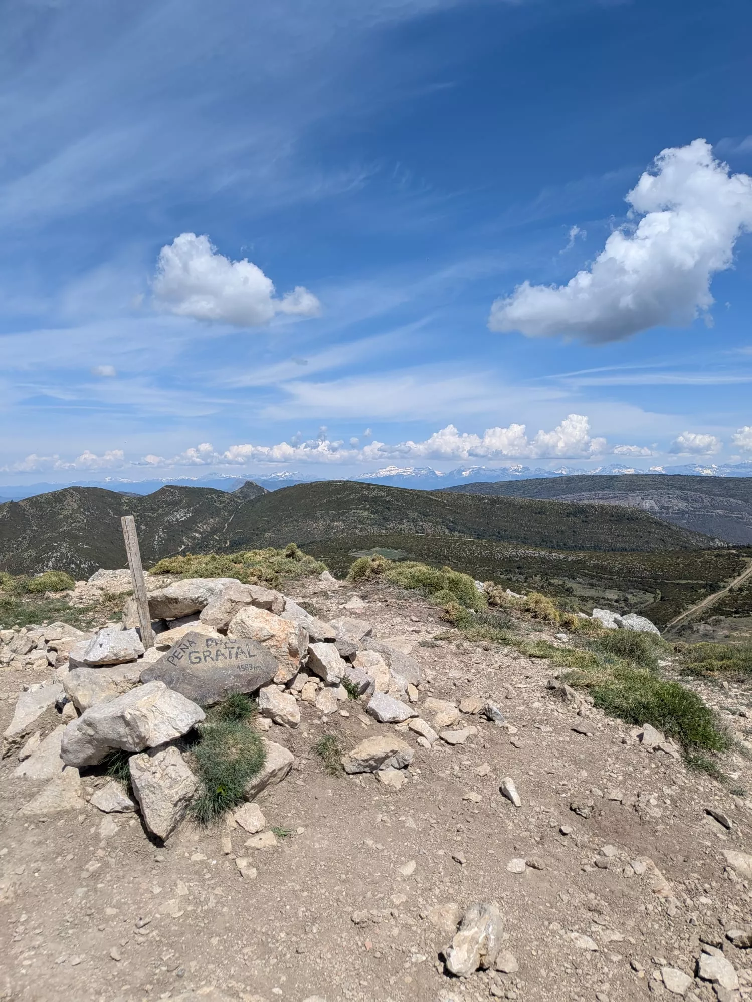 Lo que queda de la Cruz en el Pico Gratal