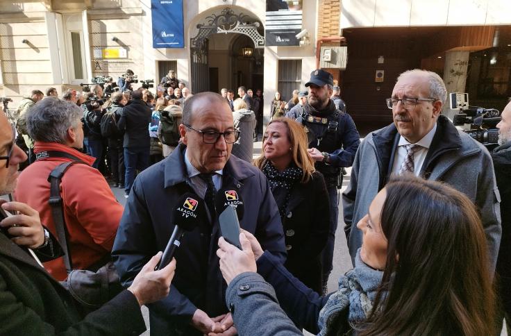 Felipe Faci atiende a los medios de comunicación. Foto Gobierno de Aragón