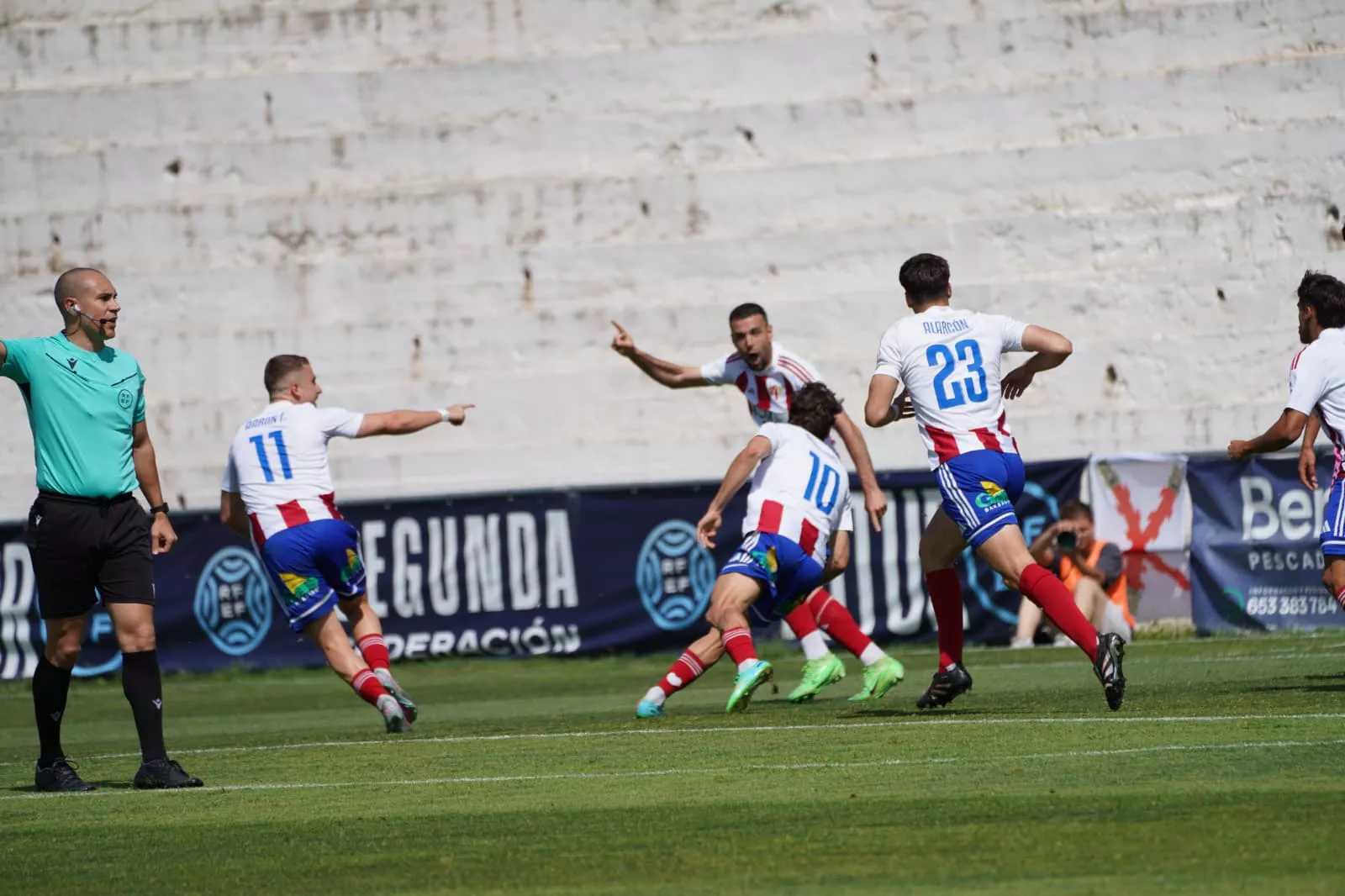 Jugadores del Barbastro celebran el primer gol de Rodrigo ante el Castellón B. Foto: Dani Vidal @fotomaniafut