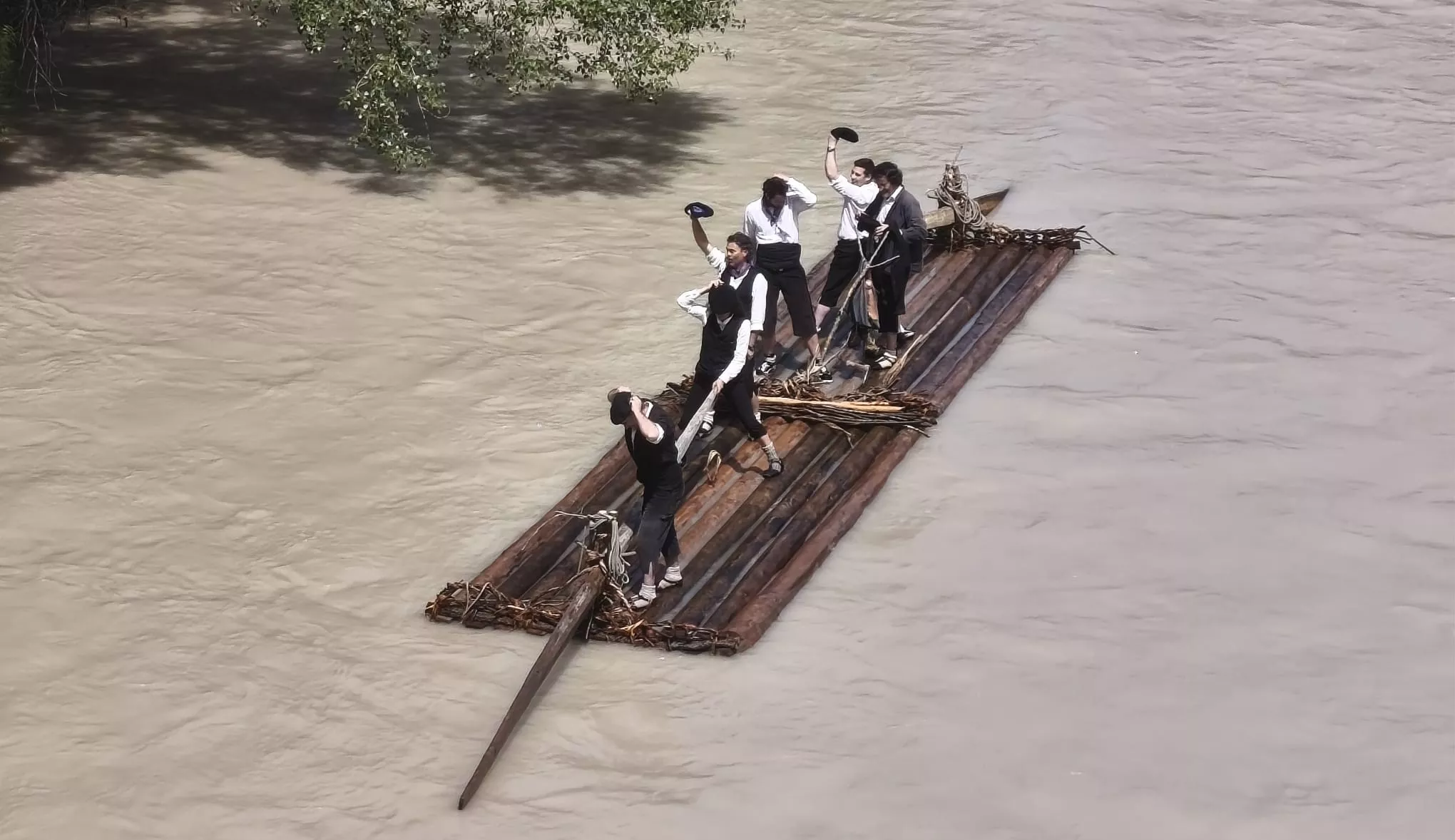 Las nabatas superan un descenso lleno de imprevistos en el Gállego.