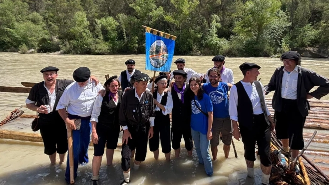 Los nabateros y nabateras tras completar el descenso del río Gállego.