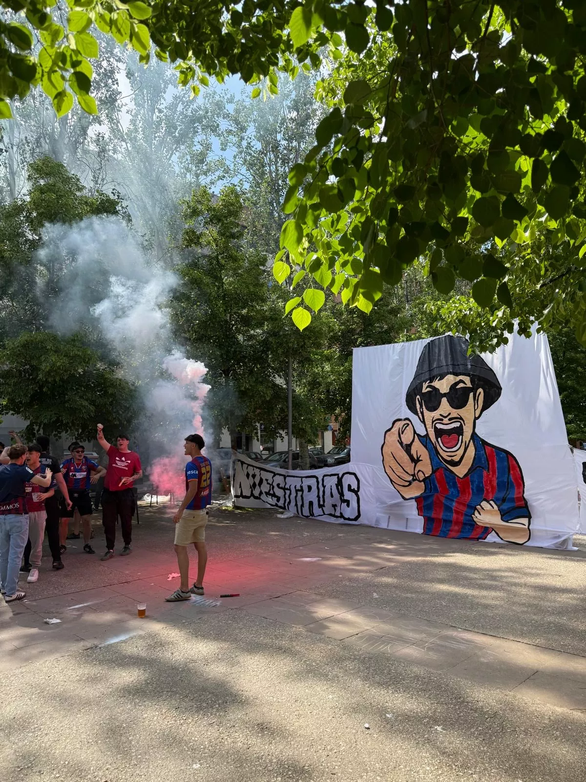 Aficionados del Huesca en la previa.