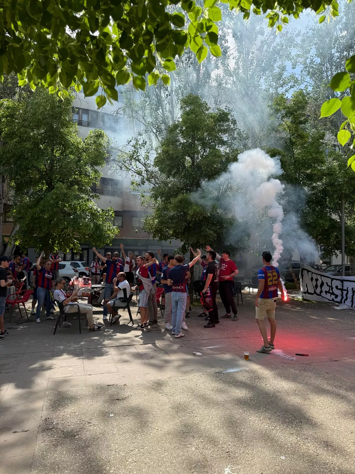 Aficionados del Huesca en la previa.