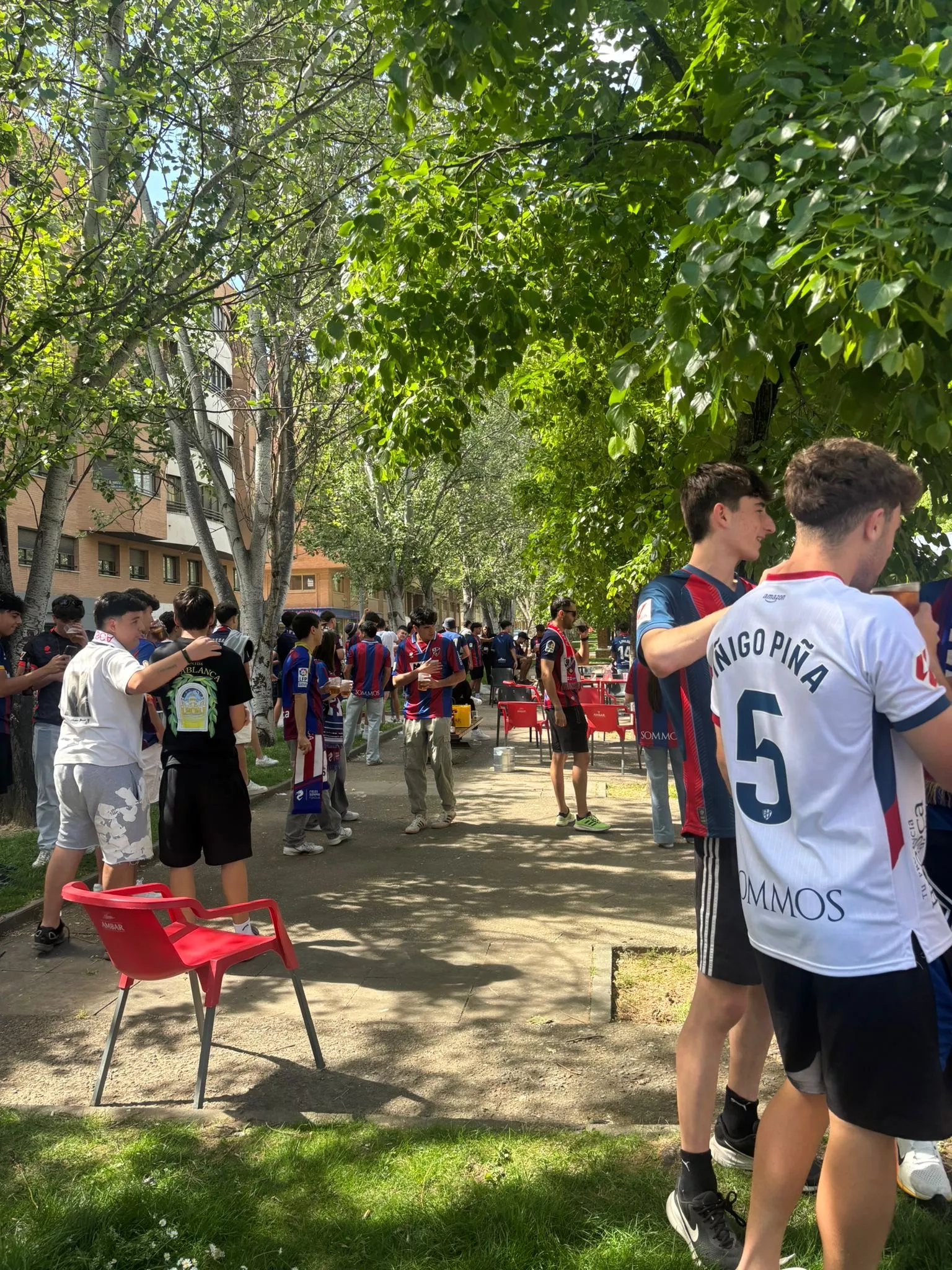 Aficionados del Huesca en la previa.