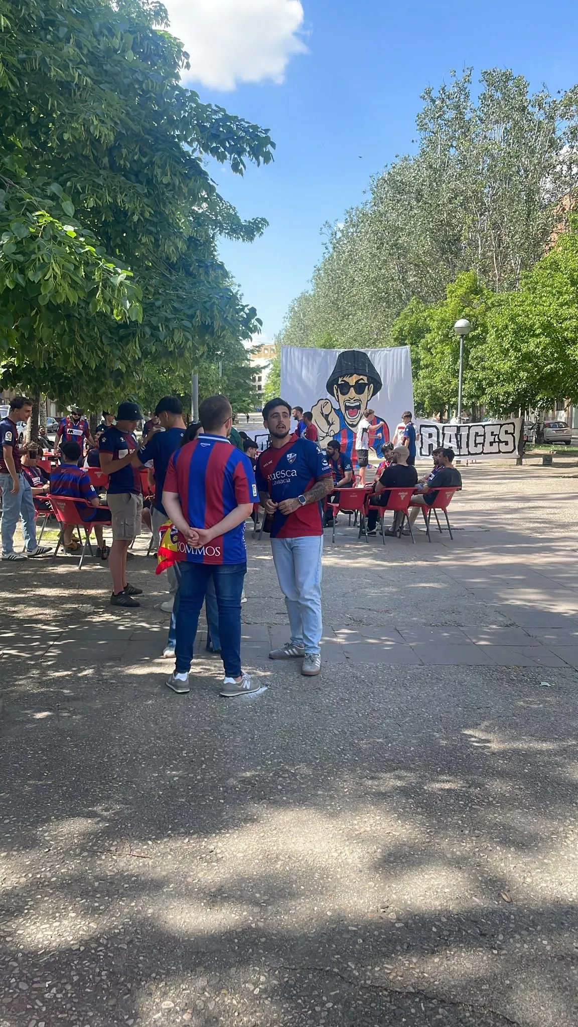 Aficionados del Huesca en la previa.