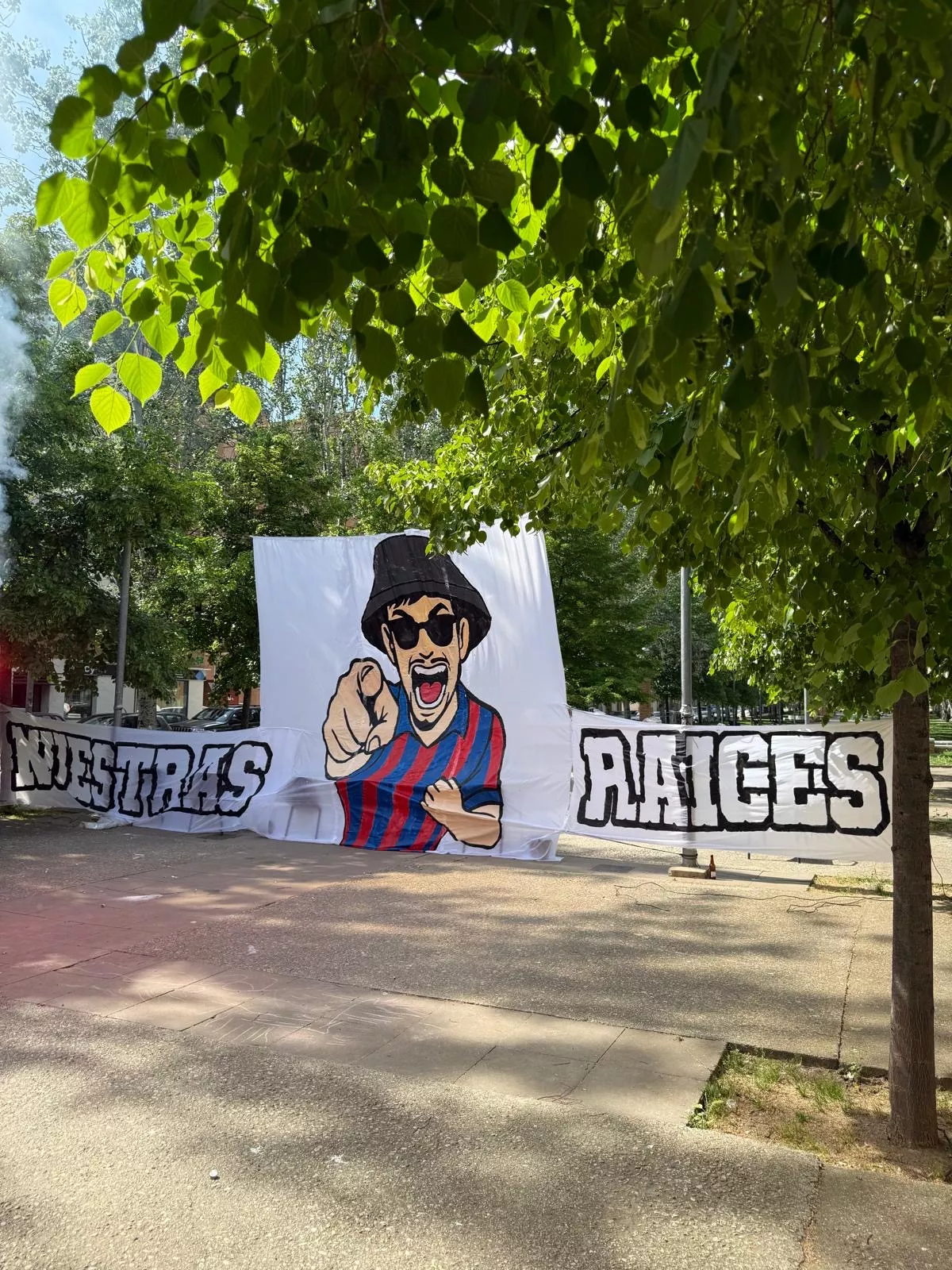 Aficionados del Huesca en la previa.