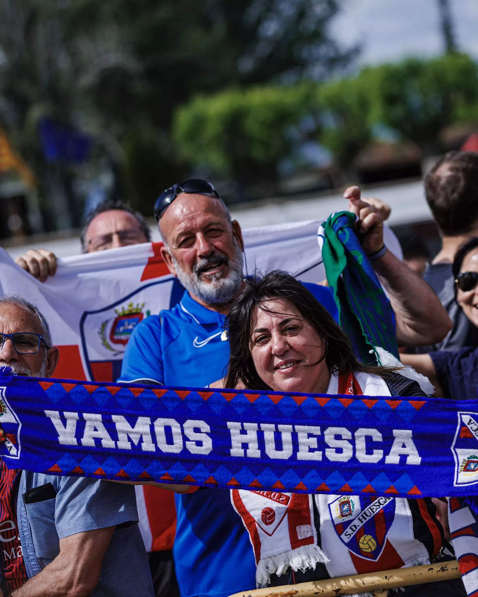 Aficionados del Huesca en la previa.