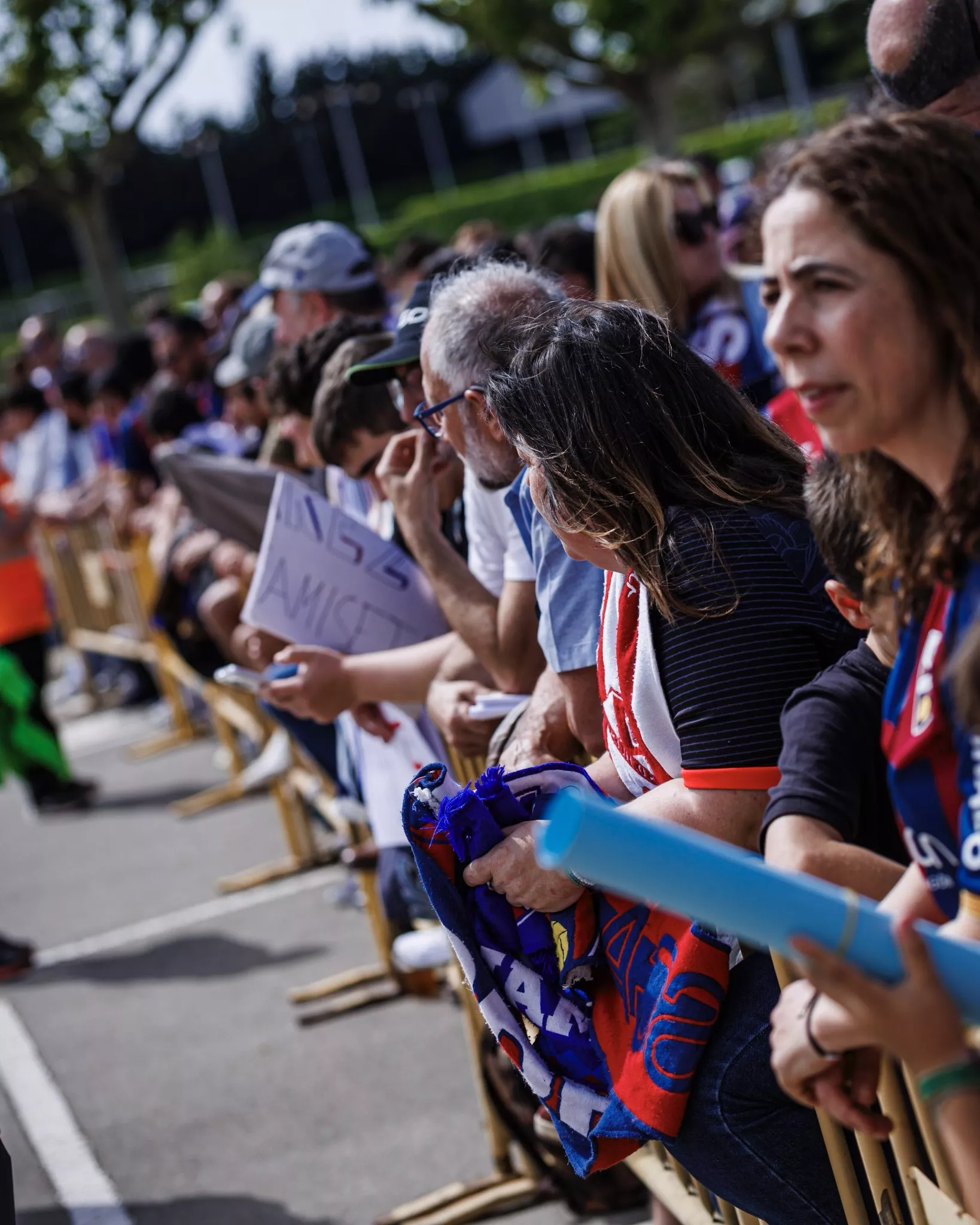 Aficionados del Huesca en la previa.
