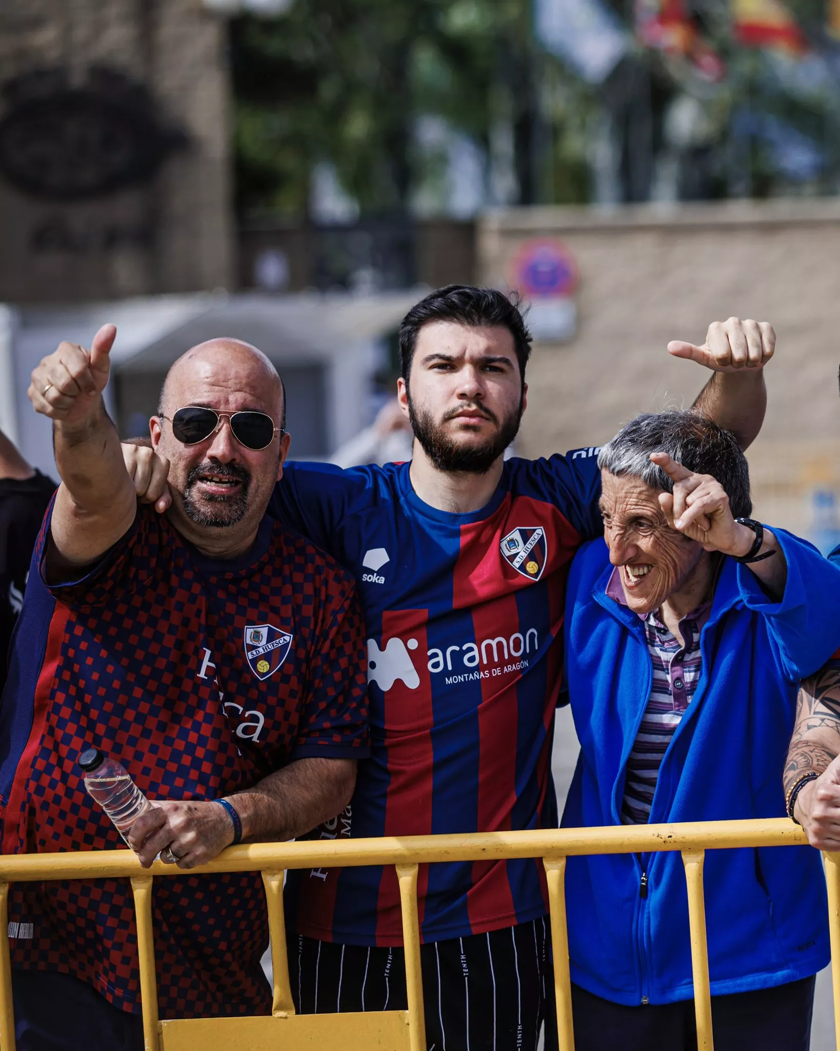 Aficionados del Huesca en la previa.