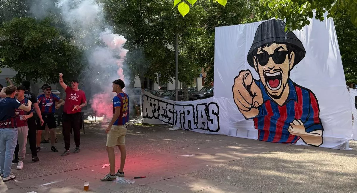 Aficionados del Huesca en el Parque Miguel Servet