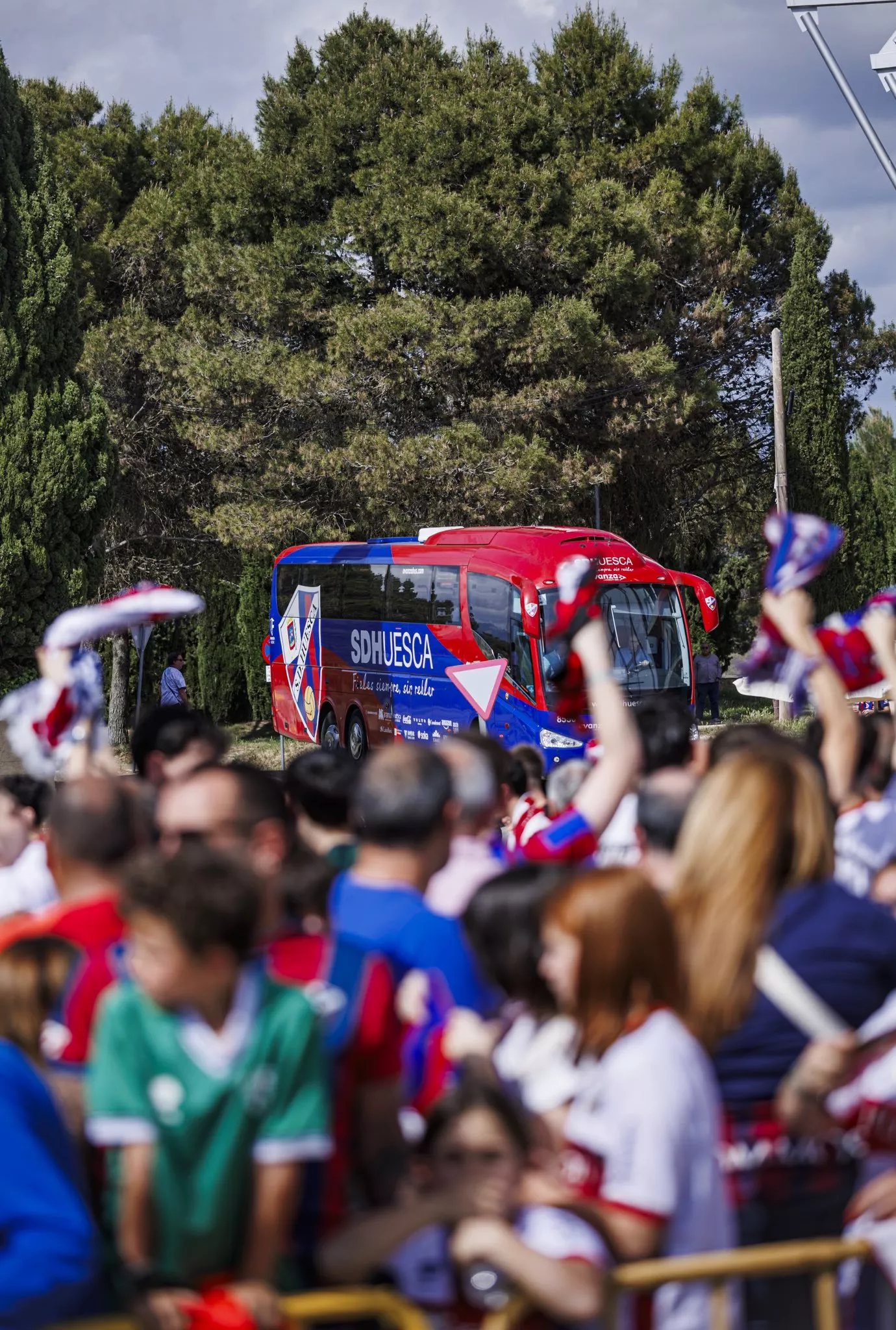 Aficionados del Huesca animando a su equipo.