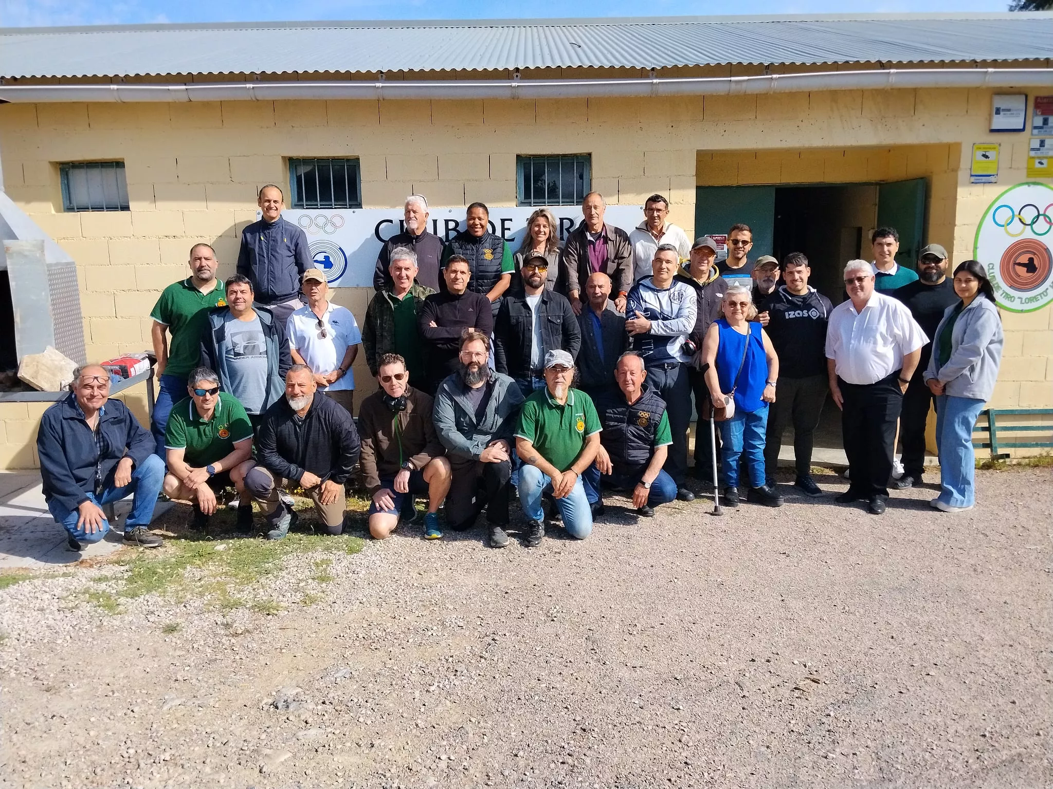Foto de familia de los participantes.