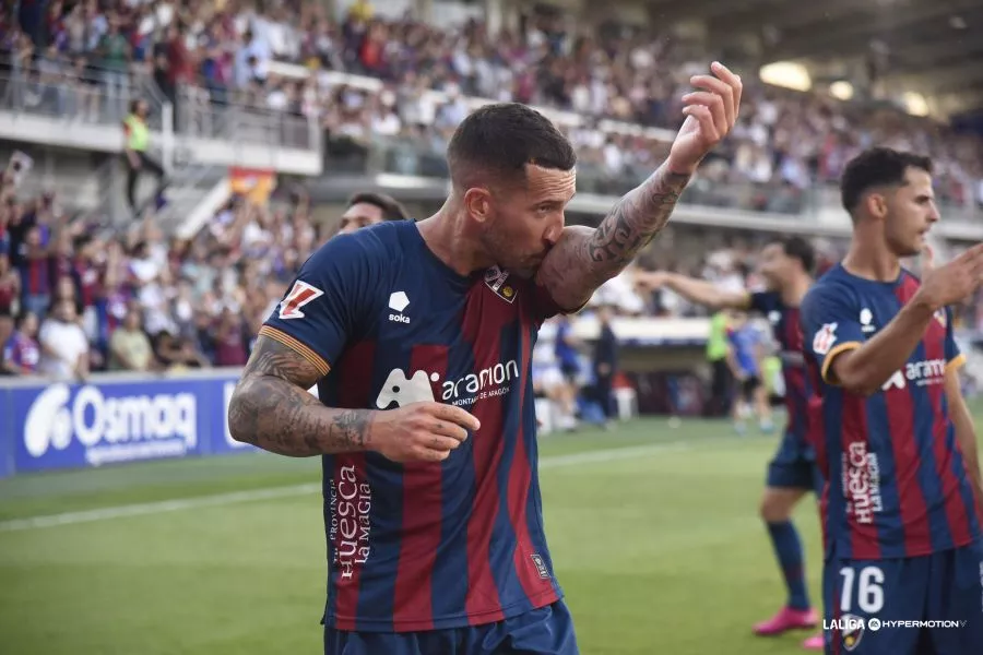 Sielva se besa el brazo tras el gol de penalti ante el Zaragoza. Foto: LaLiga