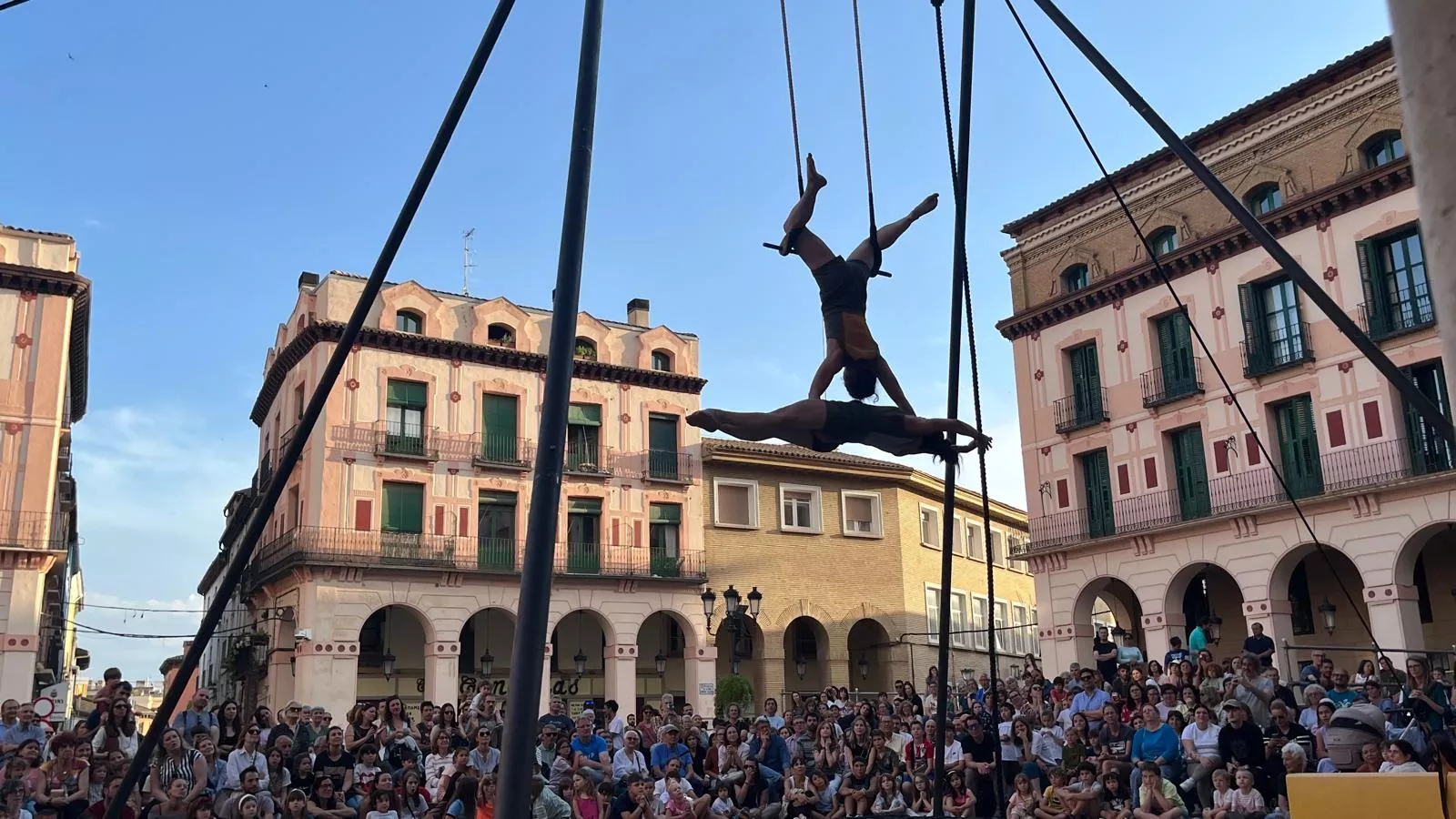 Huesca se llena de equilibrio y riesgo con el encuentro internacional de funambulistas. Foto Mercedes Manterola