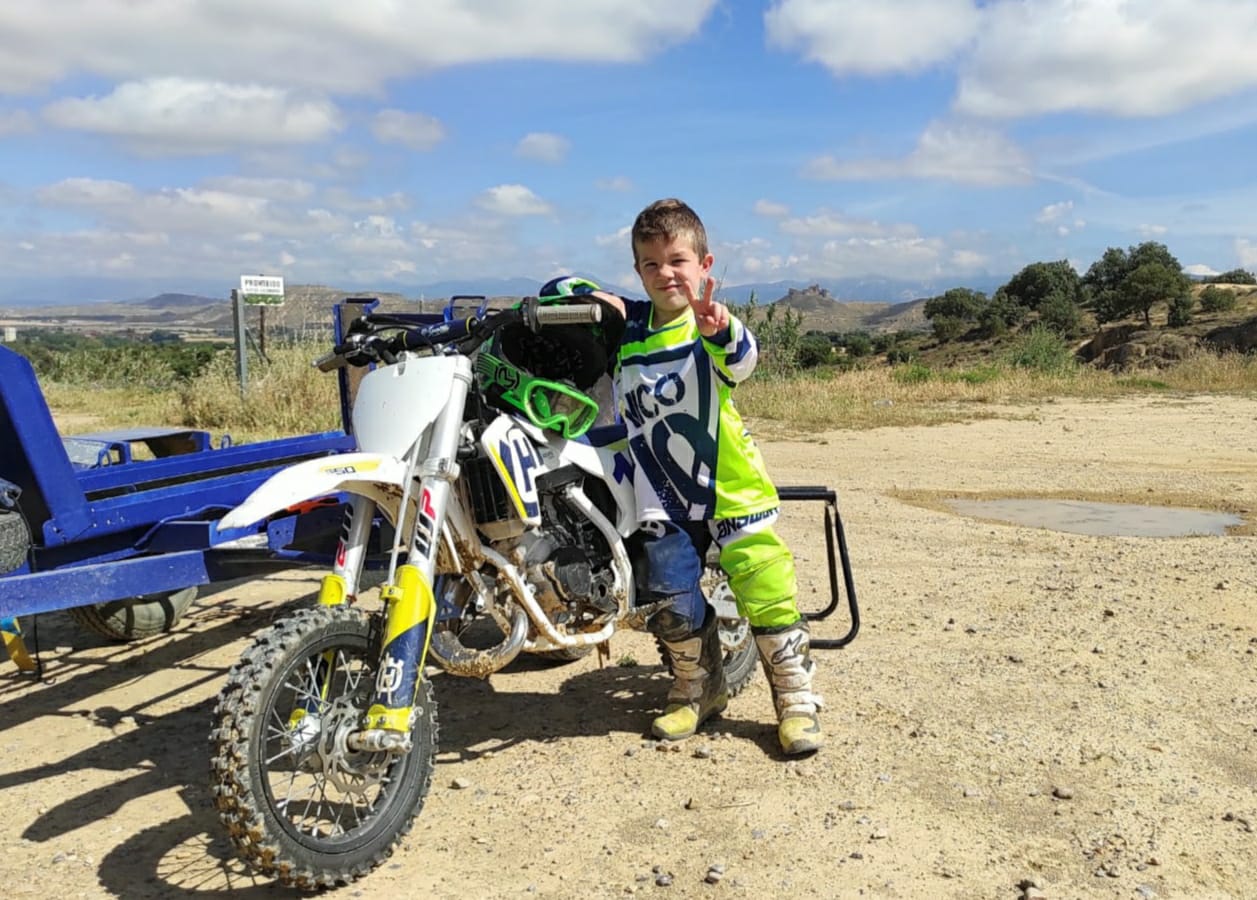 Nico Usieto posa junto a su moto.