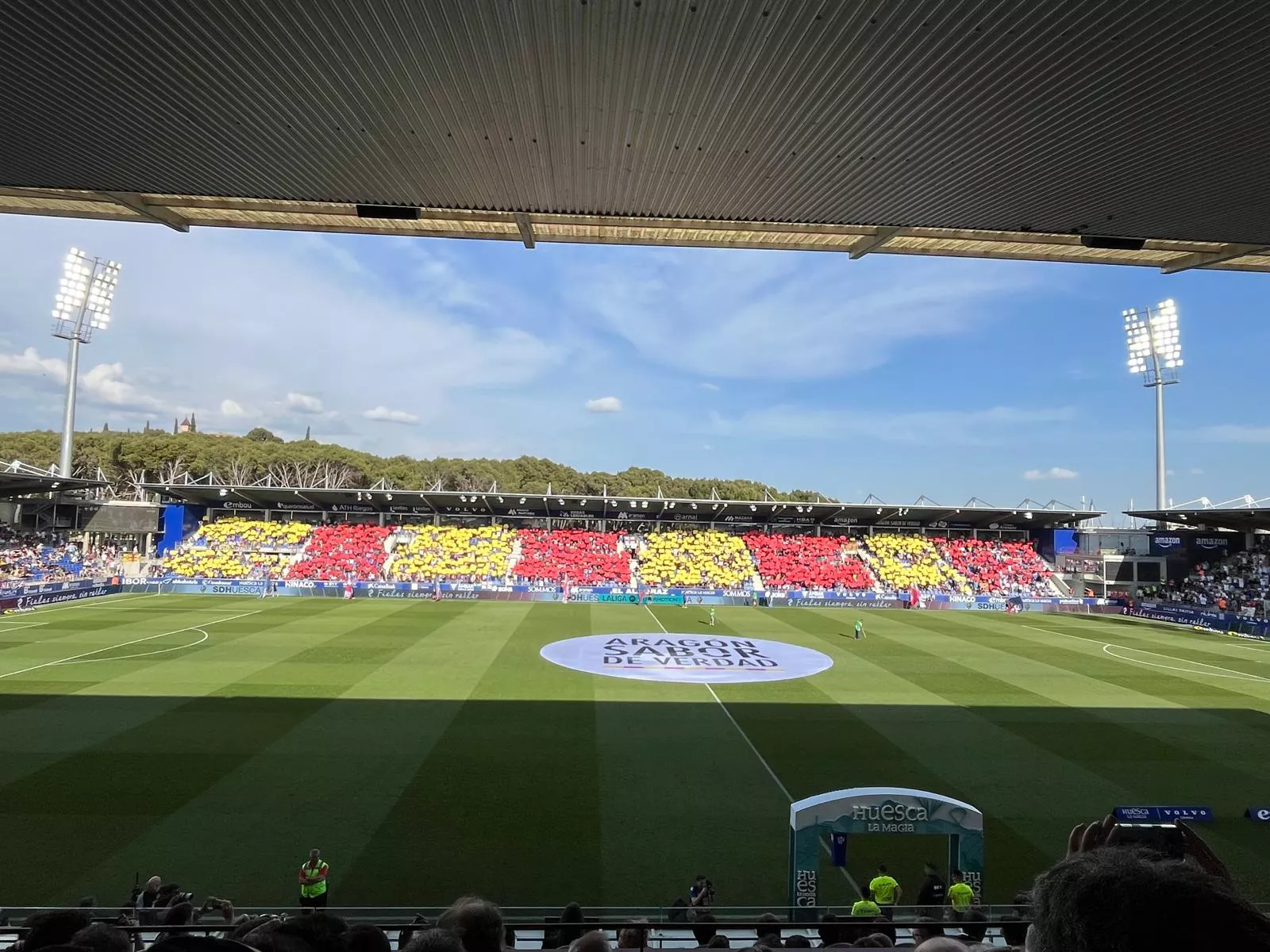 El Alcoraz en el derbi. El Zaragoza "condena" la imagen mostrada por el puñetazo de Andrada a Pulido.