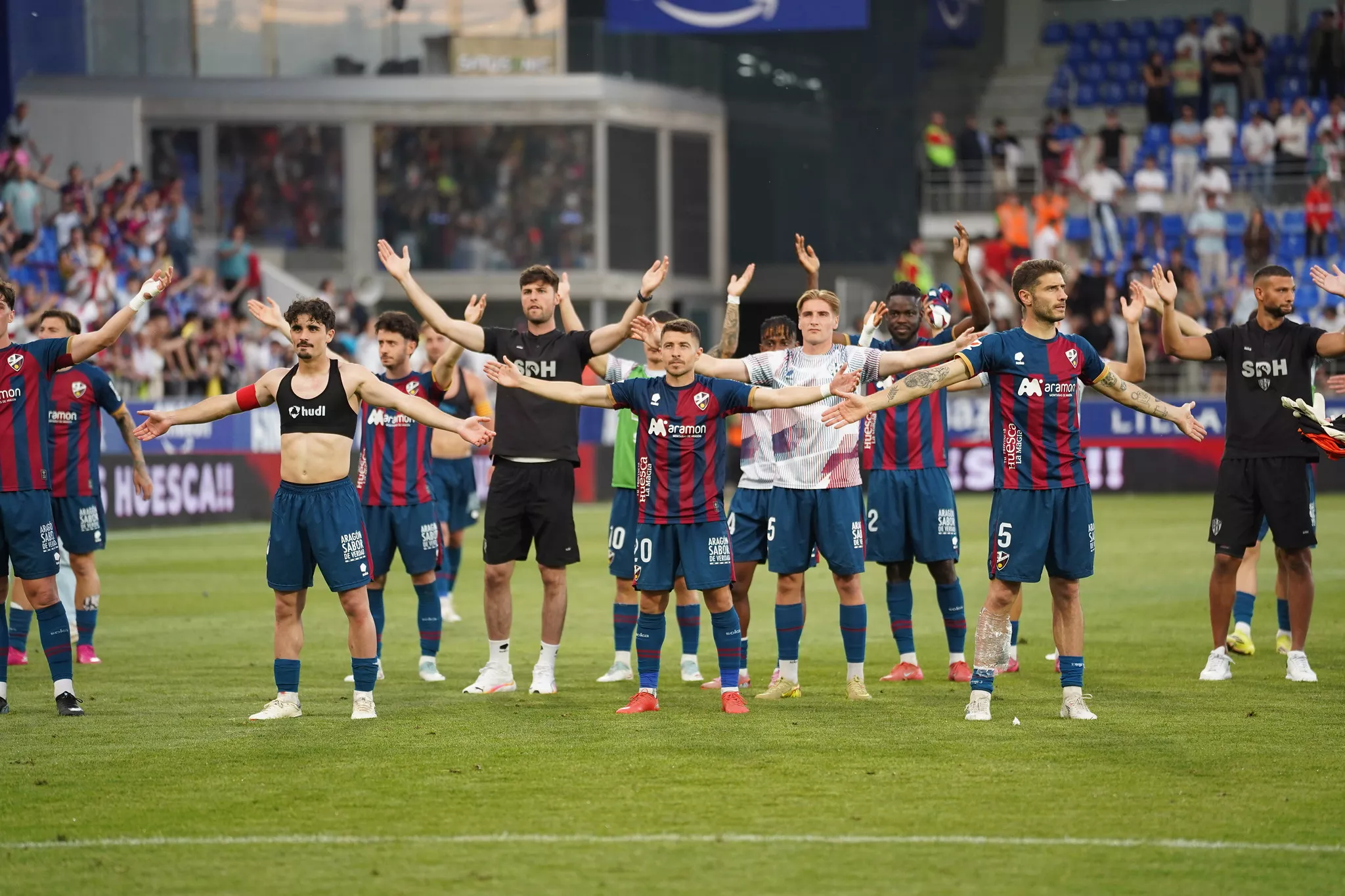 Jugadores del Huesca celebran el triunfo con la grada en el derbi aragonés. Sielva: "La gente cree y se ha visto al final del partido". Foto: Dani Vidal