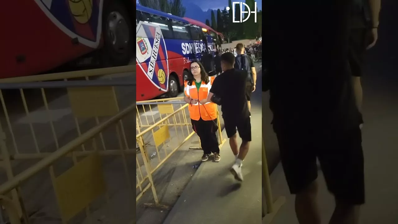 La salida de los jugadores del Zaragoza en El Alcoraz, con abucheos ajenos y propios