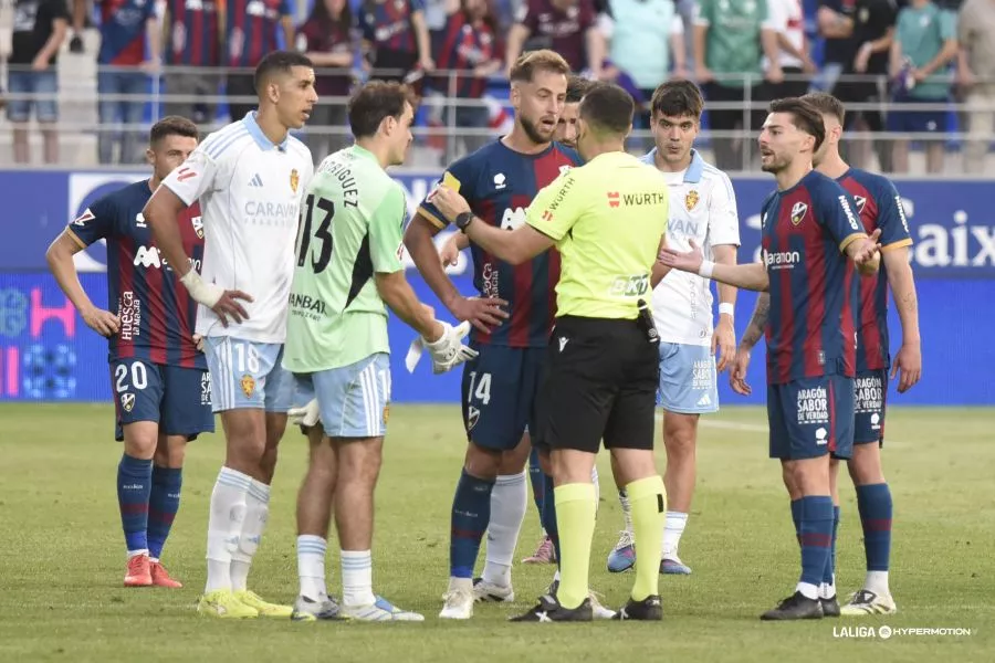 Pulido conversa con Arcediano Monescillo. Foto: LaLiga