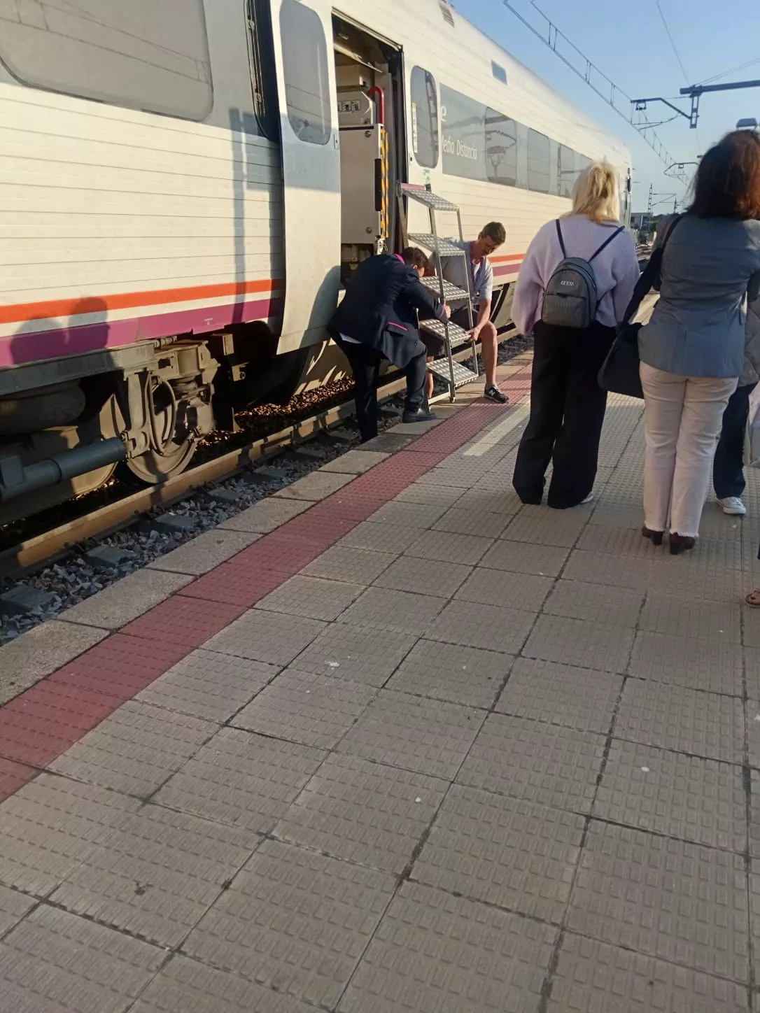 El Regional de las 6:30 con cien viajeros se para en Villanueva de Gállego y acumula más de hora y media de retraso