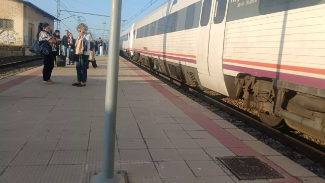 Viajeros a la espera de los autobuses