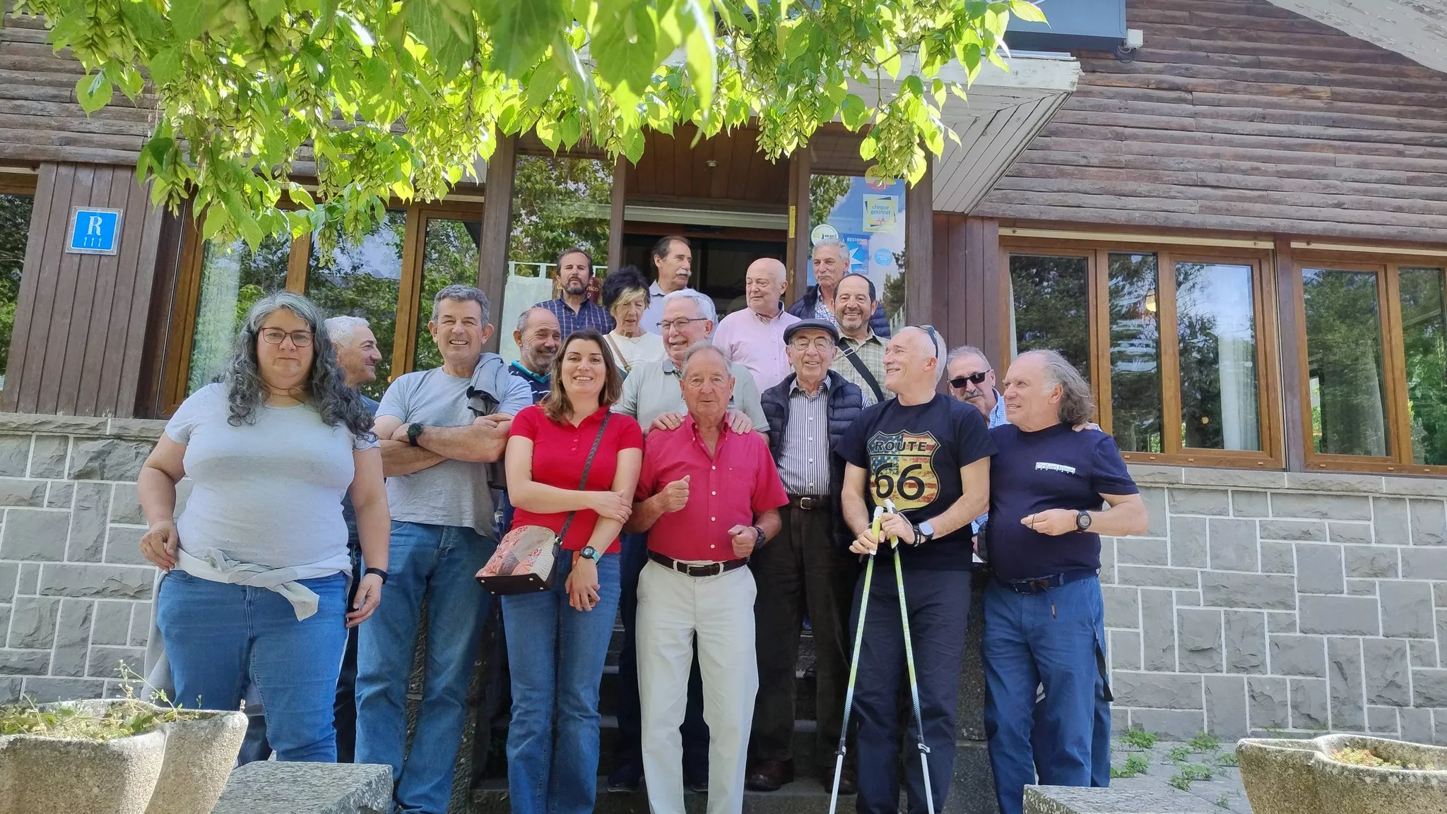 Foto de familia de la comida de directivos, actuales y pasados, del club.