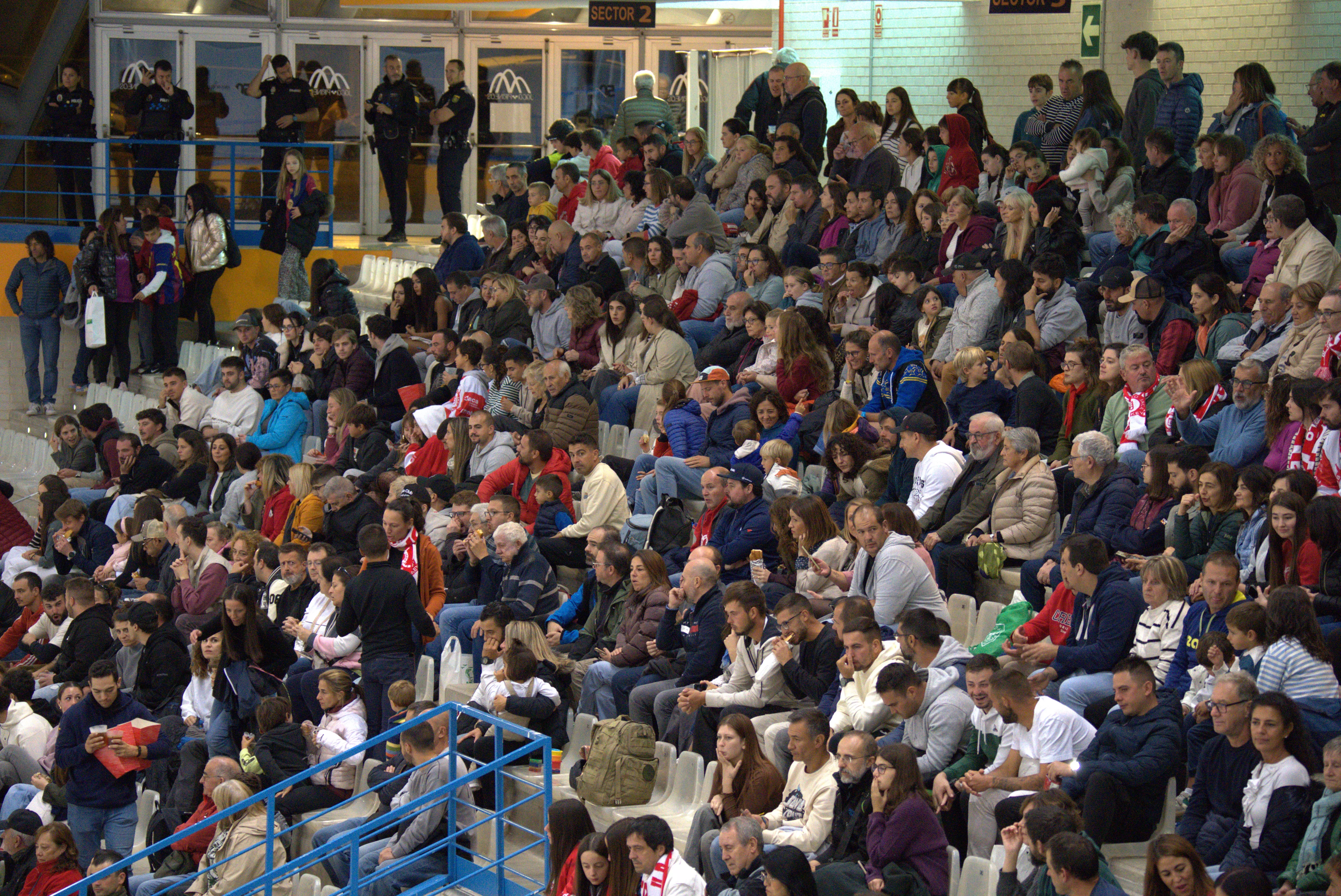 El público ha llenado el Palacio de Hielo. Foto: REBECA RUIZ