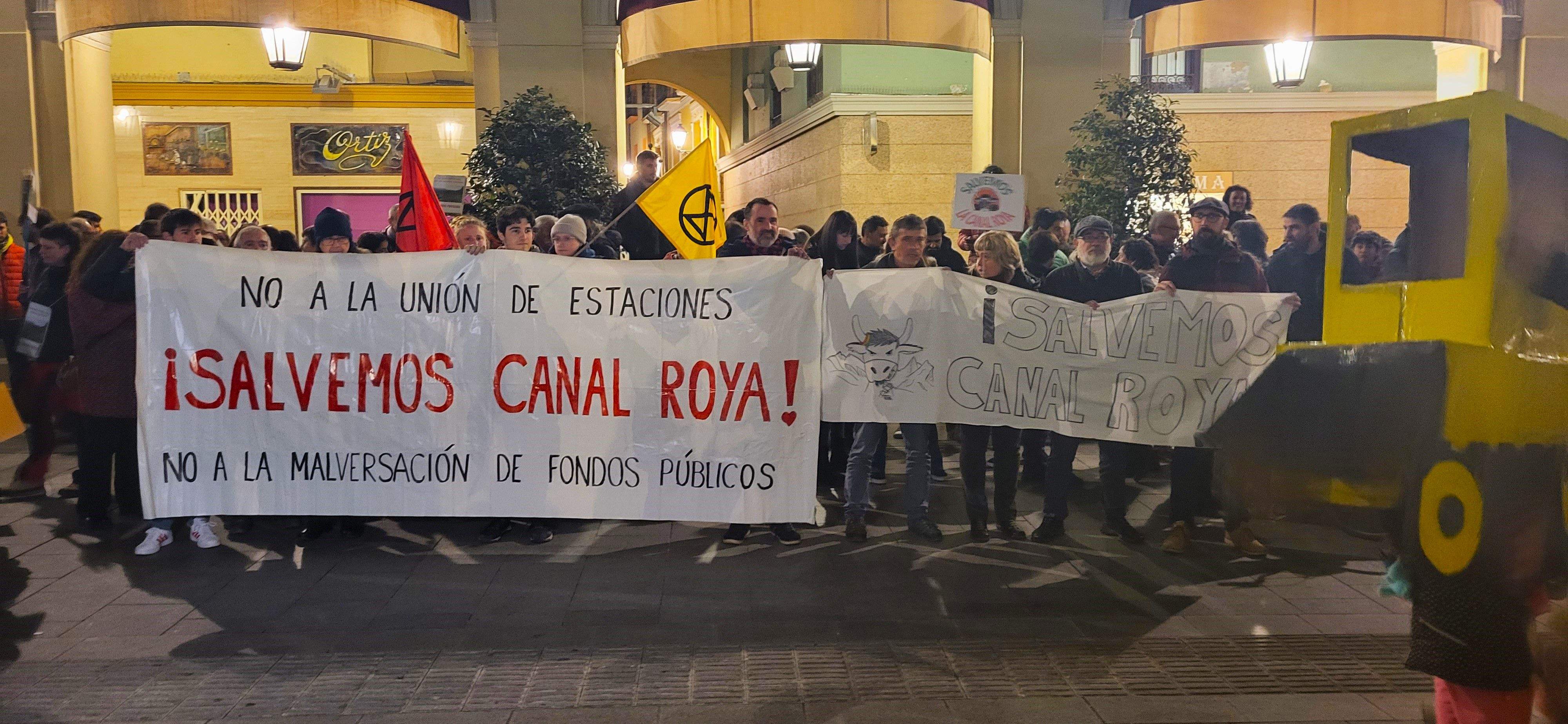 Pancartas de la concentración para salvar Canal Roya este lunes ante la sede de la DPH. Pancartas de la concentración para salvar Canal Roya este lunes ante la sede de la DPH.