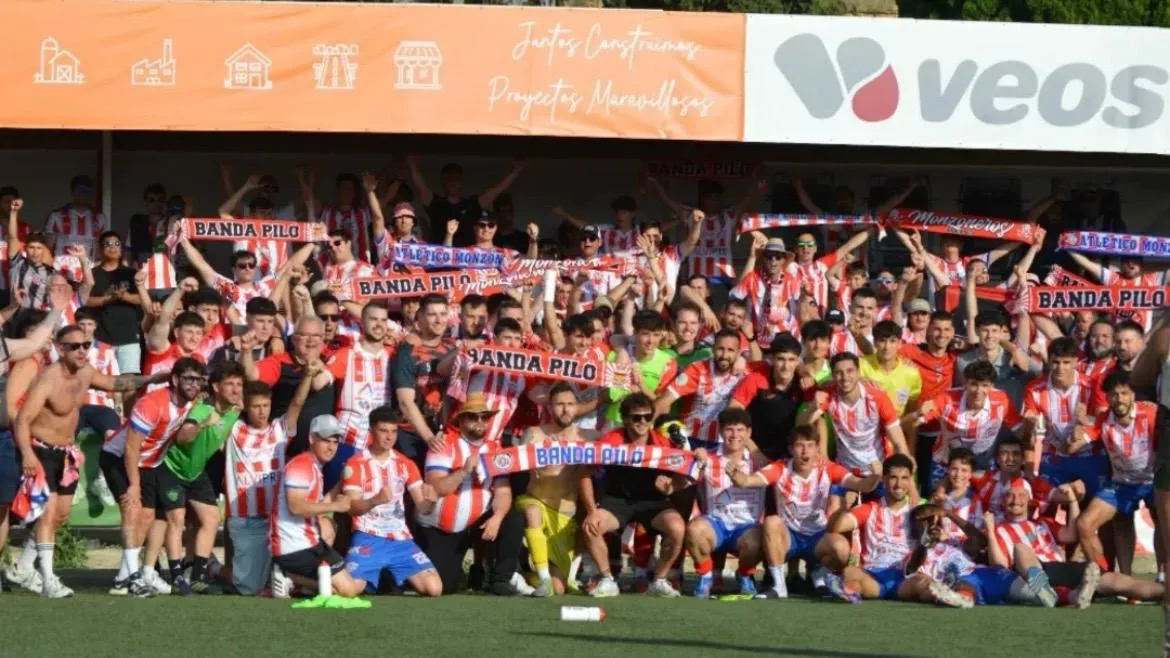 Jugadores del Monzón celebran el triunfo ante el Caspe junto a la afición.