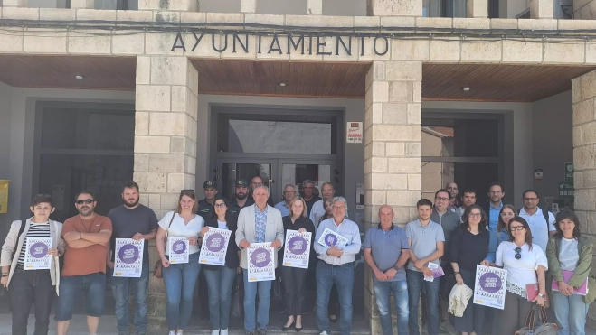 Participantes con carteles para la prevención de la violencia machista.