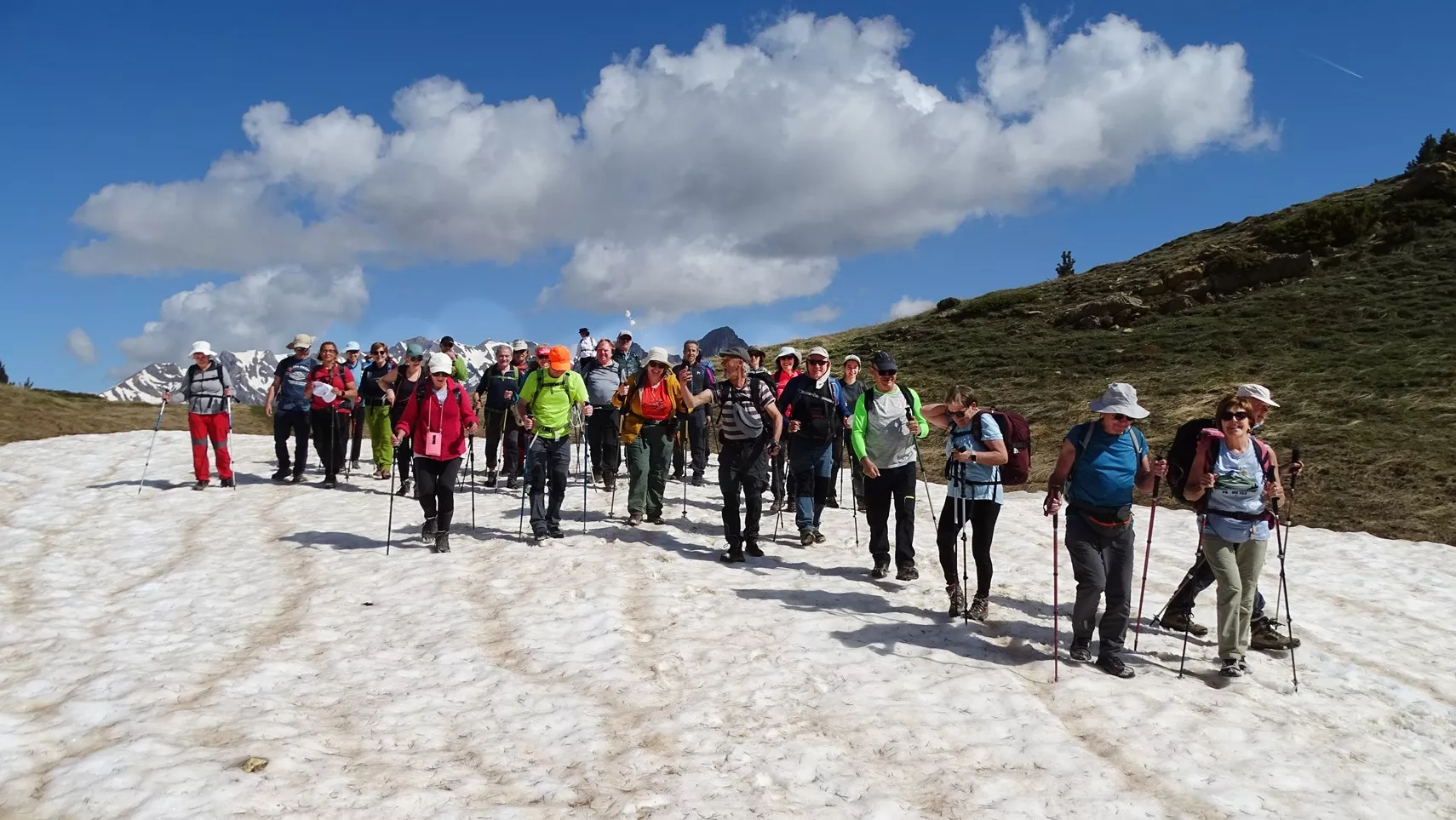 Cruzando un nevero. Foto Alfredo Zazo