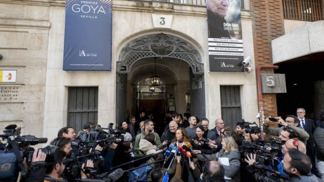 Gente agolpada a las puertas de la Academia de Cine. Foto Academia de Cine