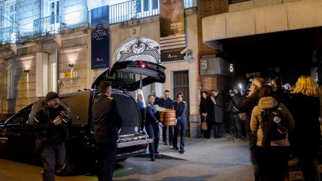 El coche fúnebre, a punto de llevarse el féretro. Foto Academia de Cine