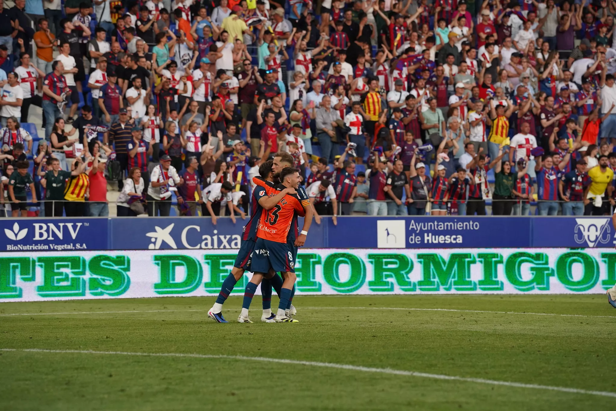 Pulido mira a la grada mientras se abraza con Jordi Martín y Carrillo. Foto: Dani Vidal @fotomaniafut