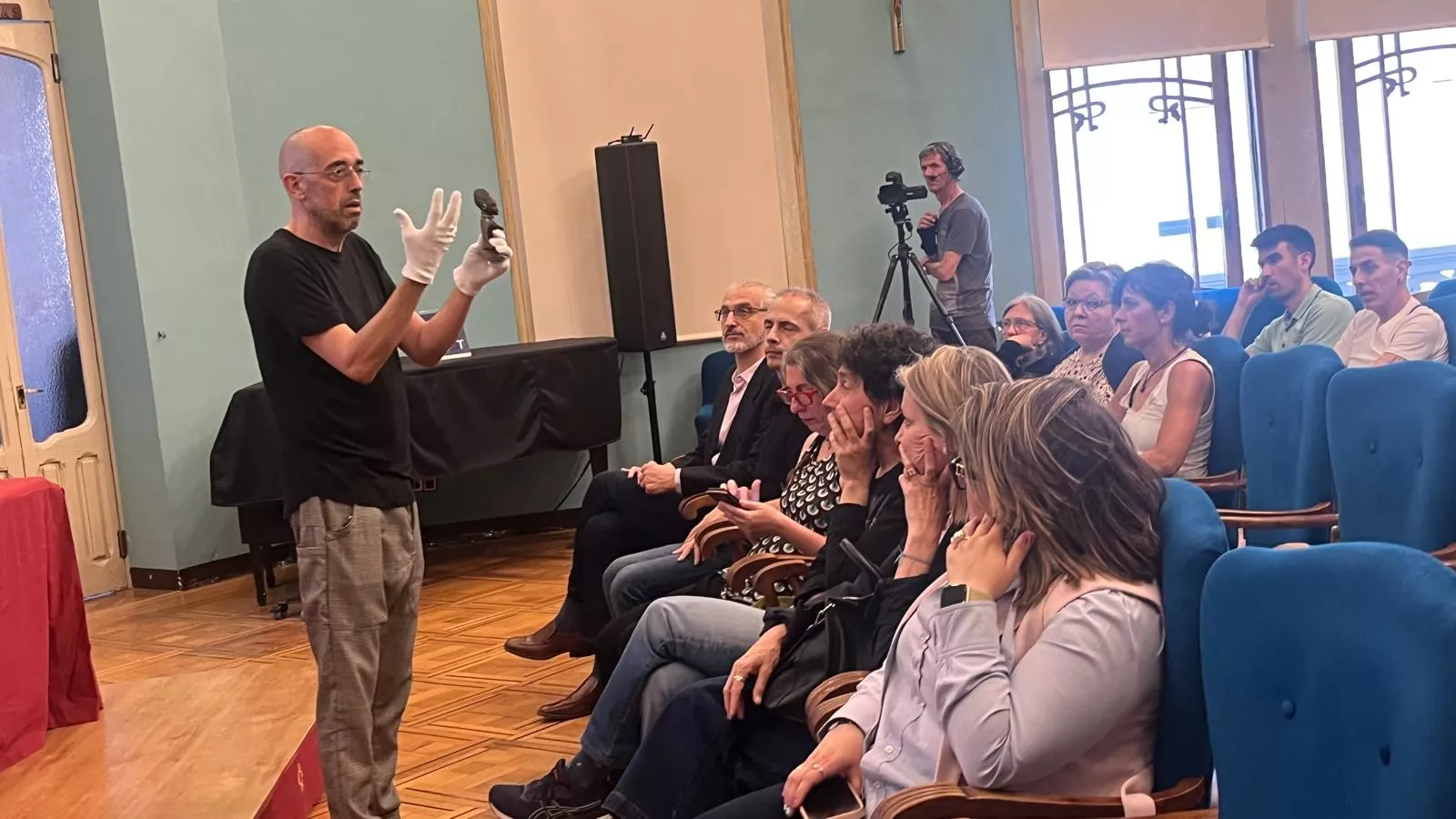 Alfonso Revilla muestra una de las piezas de la exposición “Presentificación". Foto Mercedes Manterola