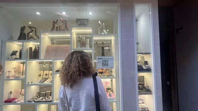 Una de las obras en el escaparate de Benjamín Ara. Foto Mercedes Manterola