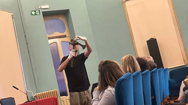 Revilla explica los detalles del bastón de mando. Foto Mercedes Manterola