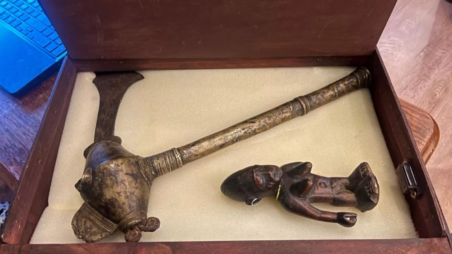 Revilla ha contado en la presentación con dos de las piezas de la exposición. Foto Mercedes Manterola