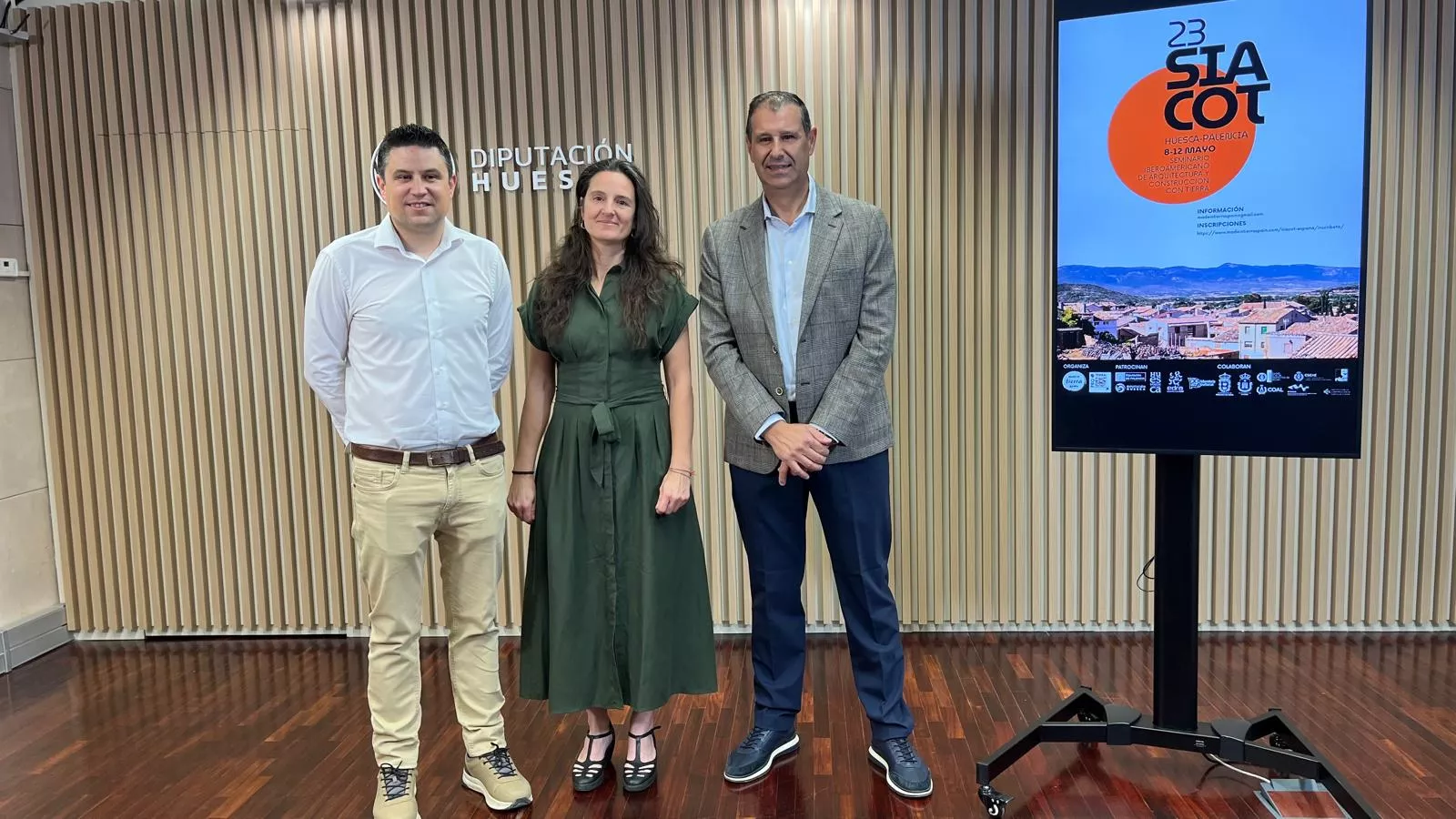 Antonio Biescas, Àngels Castellarnau y Sergio Serra han presentado el foro internacional de arquitectura en tierra de Ayerbe.