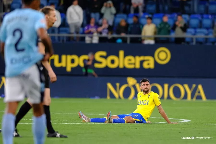Un jugador del Cádiz, sentado sobre el césped tras la derrota contra Las Palmas. Foto: LaLiga