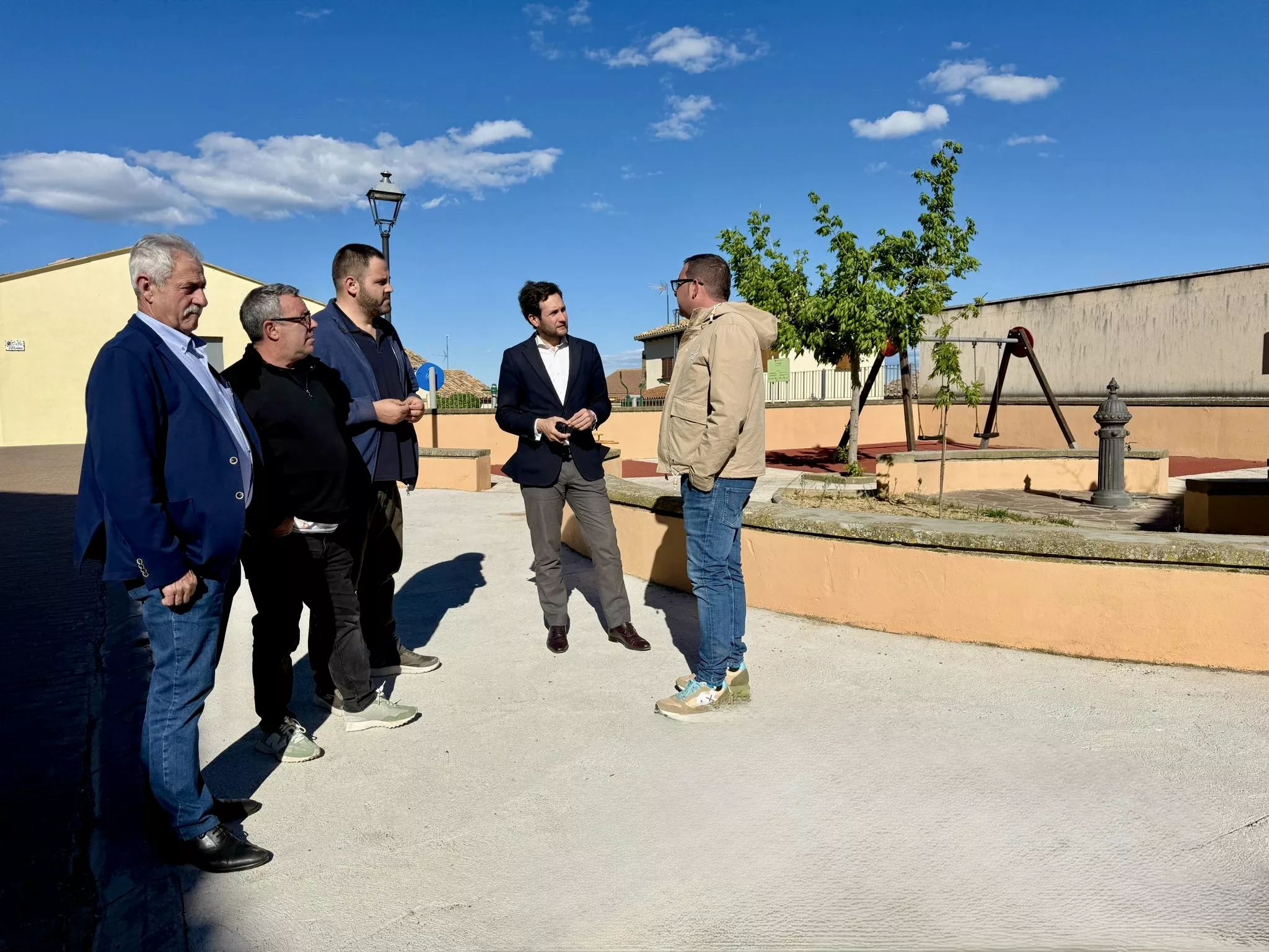 Isaac Claver y Álvaro Bescós junto al alcalde de Antillón, Alejandro Ferrando, y otros concejales del municipio.